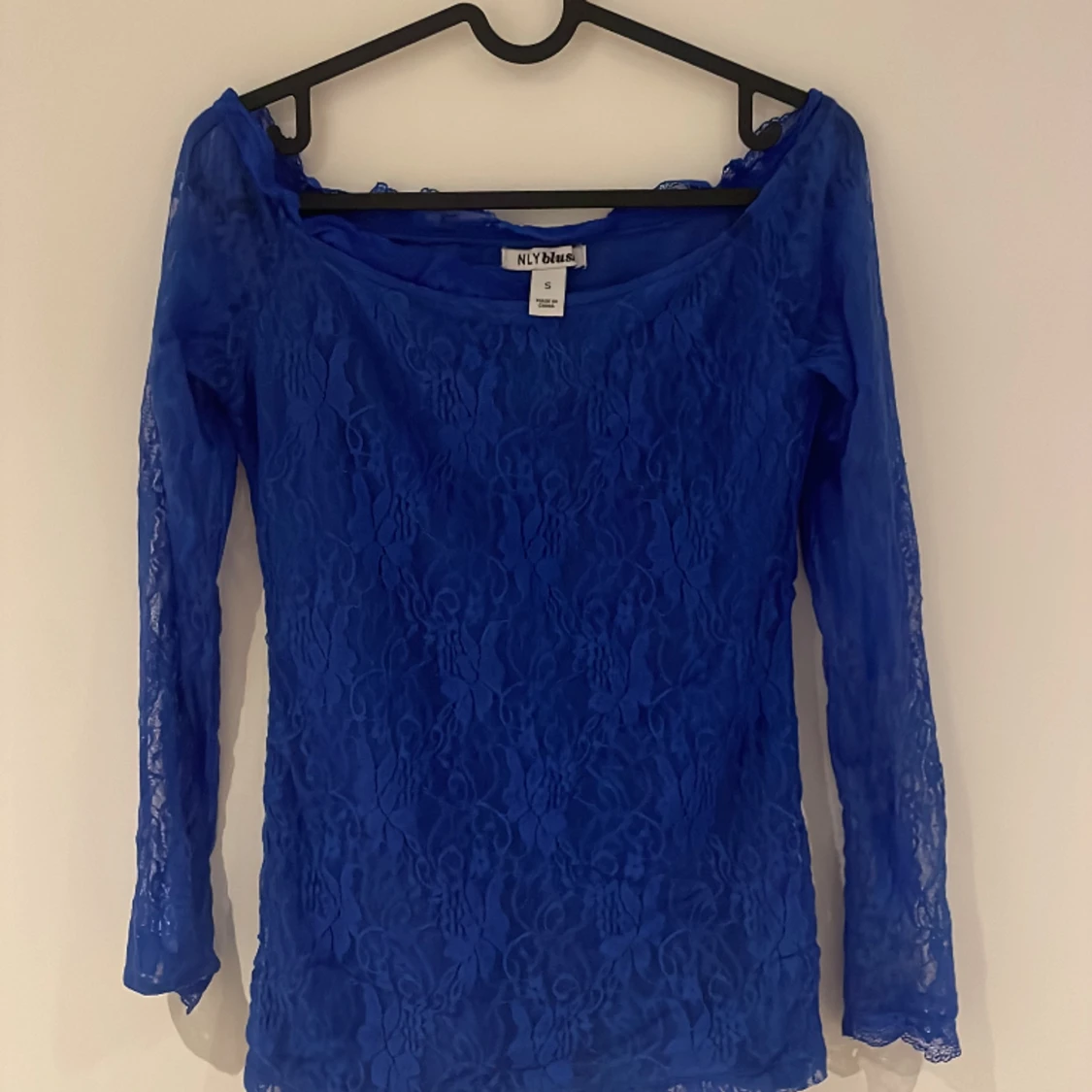 en snygg blå spets off shoulder tröja 