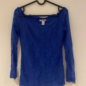 en snygg blå spets off shoulder tröja  - säljer min blåa spets tröja,aldrig användt köpte den secondhand💙💙