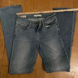 Säljer ett par Levis bootcut jeans som tyvärr är för små för mig! Tvärs över midjan är de ungefär 32 cm och innebenslängden är ungefär 74 cm💕Priset kan diskuteras och fråga gärna om fler bilder!💕