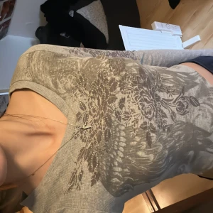 Y2k topp - Långärmad tröja i ribbat material. Använd 2-3 gånger så därför i nyskick❤️