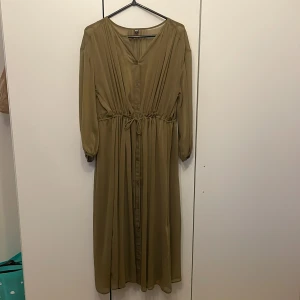Klänning - Oanvänd klänning storlek L