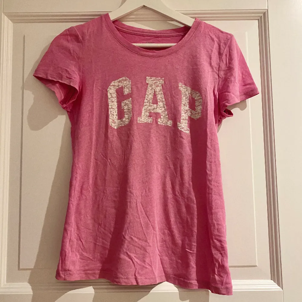 Gap t-shirt i rosa färg, använt skick!✨. T-shirts.
