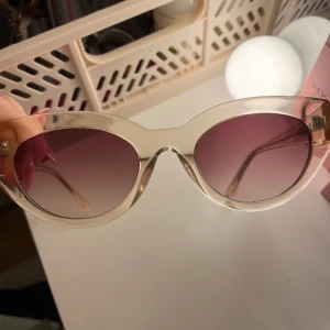 Corlin eyewear  - Rosa solglasögon från corlin! Använda men i bra skick. 