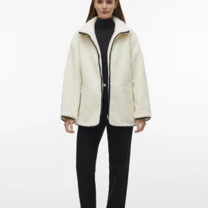 Teddy jacka💗 - Mysig och snygg Teddy jacka som är helt ny, men var tyvärr lite stor för mig. Priset beror på att den är helt ny och oanvänd.💗