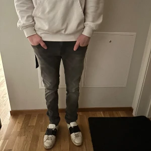 Replay Anbass jeans - Säljer nu dessa sjukt snygga replay Anbass jeans | skick 10/10 då pris lapparna sitter kvar | ny pris 1799 kr | mitt pris 749 kr | Hör av dig vid lilla minsta fundering 🤝😁