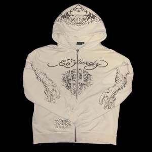 (Äkta) Ed Hardy x Urban outfitters zip up köpt för 1000kr ungefär ett år sen. Säljes pga den inte används lika mycket längre. Storlek M men passar lite oversize, lutar mer mot L.