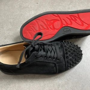 Sökes Louboutin skor (strl 45/46 - Hej, söker Louboutin skor Storlek 45/46.    Alla färger fungerar. Inga deffekter.  Kontakta mig här.