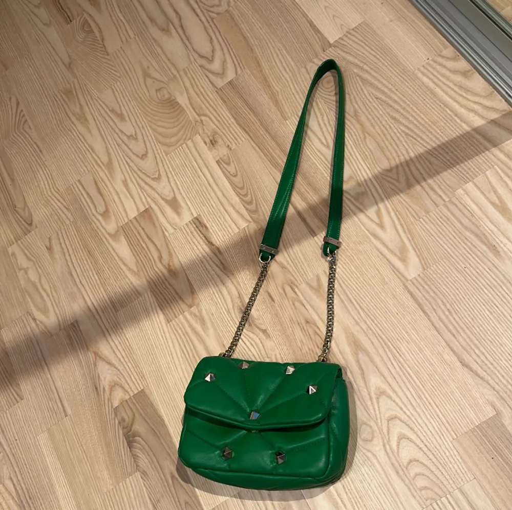 Superfin grön väska med nitar, köpt på Zara och är sparsamt använd, superfint skick! . Väskor.