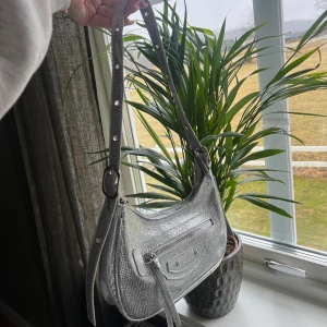 Glitter väska!  - Super fin glitter väska, perfekt som kvällsväska! 🥂🩶