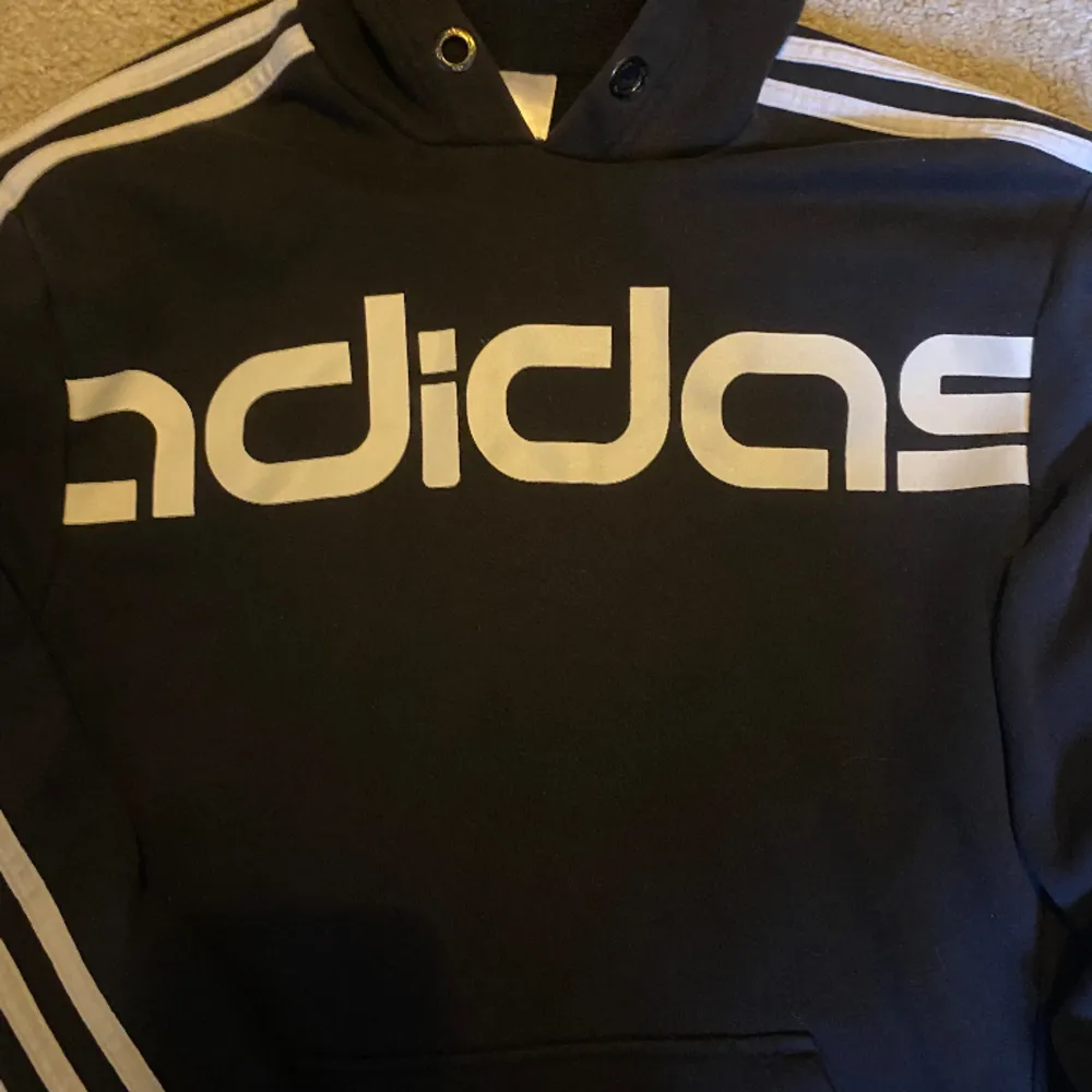 Hoodie från adidas i storlek S🤙liten blekningsfläck vid luvan annars asbra skick!. Hoodies.