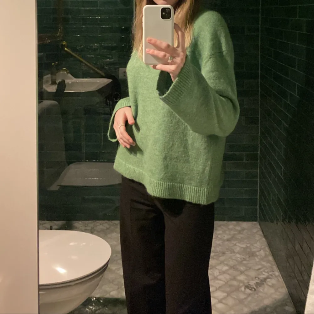 Säljer min fina gröna stickade tröja i den populära modellen från Gina! Använd vid ett par tillfällen men är i mycket bra skick!. Stickat.