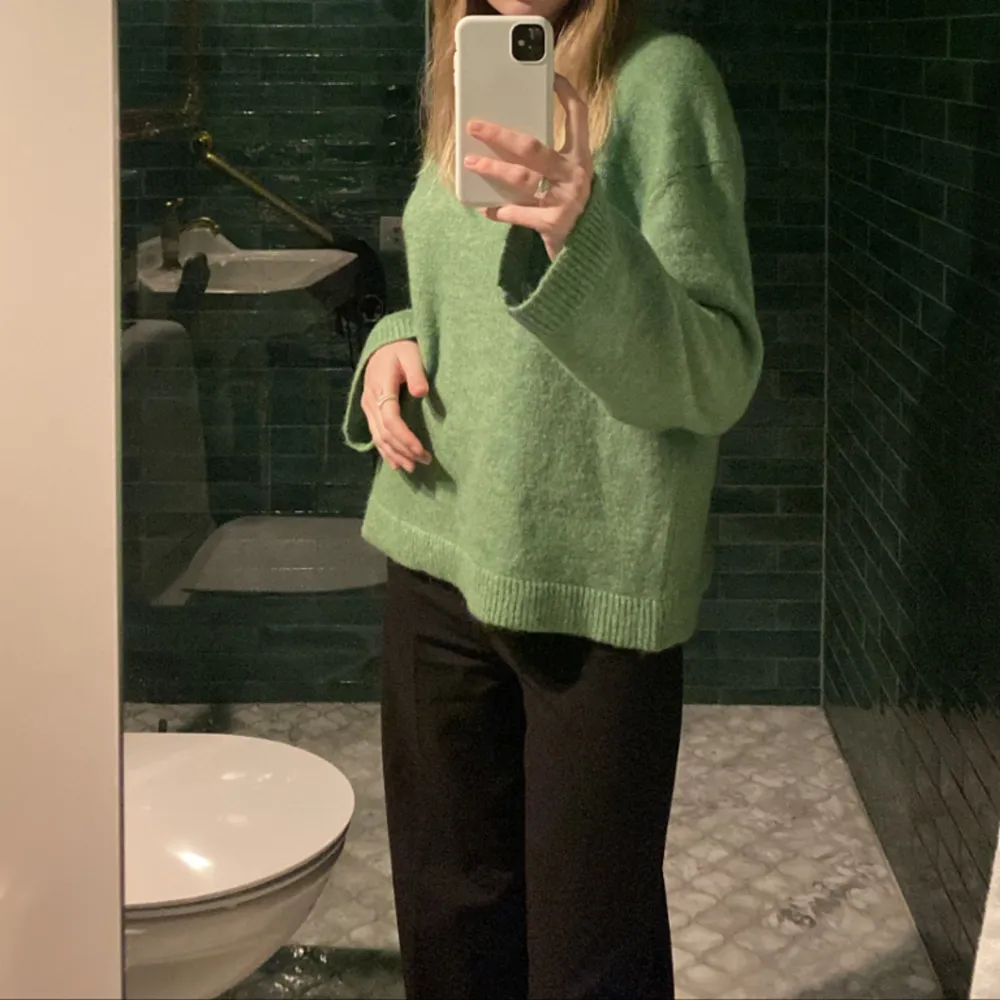 Säljer min fina gröna stickade tröja i den populära modellen från Gina! Använd vid ett par tillfällen men är i mycket bra skick!. Neuleet.