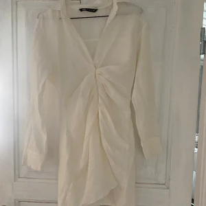 Studentklänning - Orättvis färg på bilden, klänningen är vitare i verkligheten. Ny men i använt skick, använd en gång på studenten. 