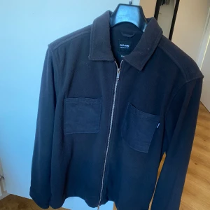 Flis overshirt - Relativt ny overshirt i flis material från Only sons som ej används