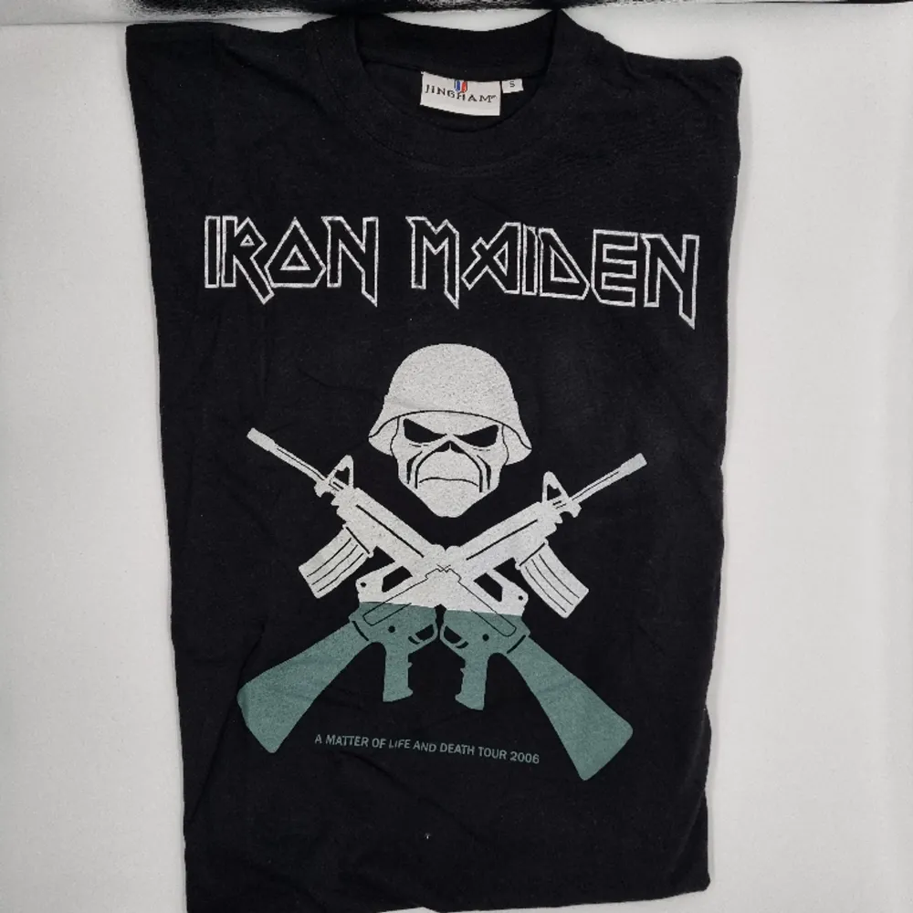 Oanvänd dock kan den vara lite dammig och skrynklig enl. bilderna Tot. Längd ca. 68 cm. Ärm till ärm ca. 50 cm.. T-shirts.