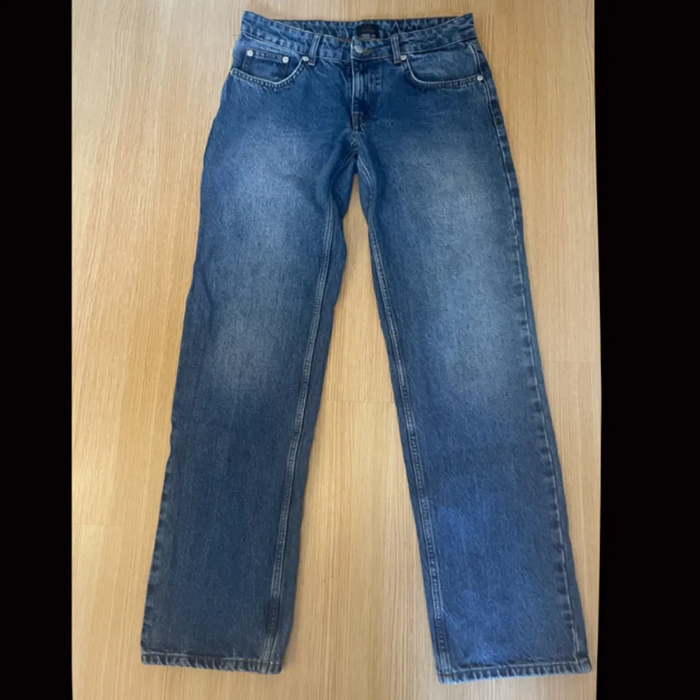 Low/mid waist jeans fråm nelly! Storlek 38 o i toppen skick!💕💕nypris 599kr. Jeans & Byxor.