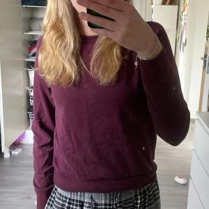Vinröd tröja  - Milt använd o inga defekter. Knappt använd. Storlek xs men passar mig som vanligtvis har S. Från Hm