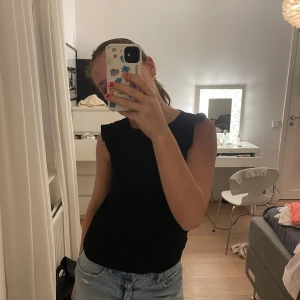 Sofie Schnoor blus med volang - Superfin blus, andvänds alldeles för lite men älskar denna. Nypris Ca 350 kr.