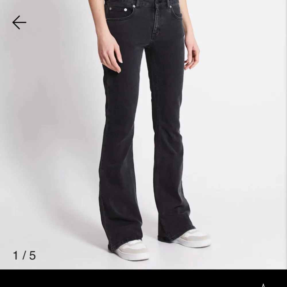 Lågmidjade jeans från Lager 157.knappt använda  Nypris 400 säljer för 200💕. Jeans & Byxor.