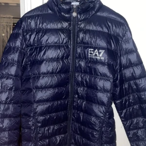 Armani (Ea7) jacka - Säljer en Ea7 jacka perfekt nu till våren den är helt ren och har inga fel. Är mörkblå och Storlek M