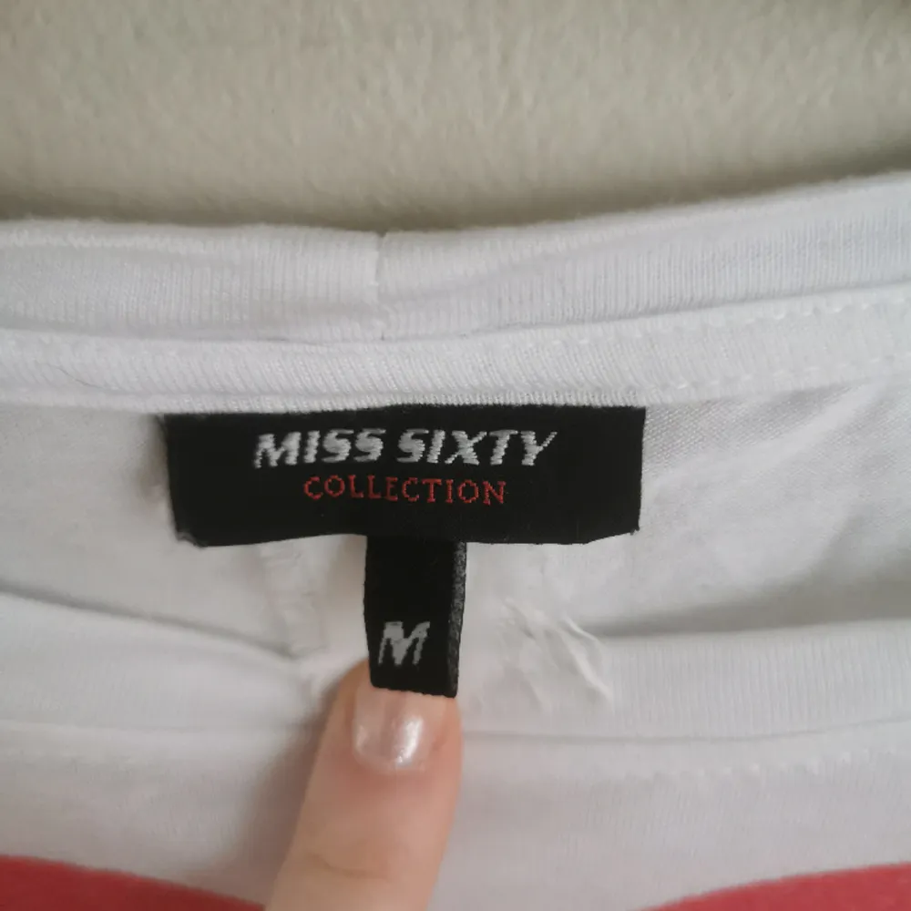 Superfin Miss sixty T-shirt i storlek M. Kontakta om ni har några frågor eller vill se plagget på🥰. T-shirts.
