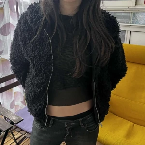 Lurvig Teddy Jacka - Så as fin teddy jacka från H&M Divided i svart. Passar verkligen nu till våren/hösten🖤🖤