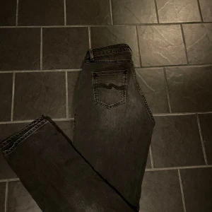 Nudie Jeans Grim Tim - Nudie jeans i den populära modellen ”Grim Tim Dark Cove” jättebra skick inga hål eller defekter | Nypris 1599kr | Mitt pris 499kr