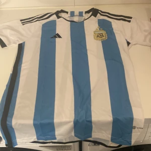Fotbolls tröja argentina - Perfekt skick. Använder inte mina fotbolls tröjor längre så tänkte få ut lite extra pengar😀