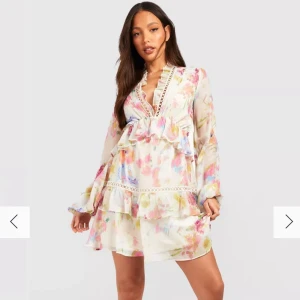 Sommarklänning  - Endast använd en gång. Perfekt till sommaren och midsommar! I storlek 34/xs