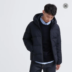 Dunjacka - Hej säljer nu min dunjacka från Uniqlo som jag köpte i december 2023. Köpte den för 1899 och säljer för 799 kr! Storlek M och i toppen skick 10/10. Priset är ej hugget i sten. Hör av dig vid intresse eller frågor!!