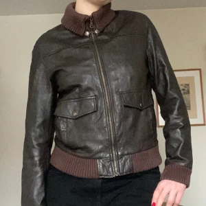 skinnjacka - brun/svart skinnjacka! 