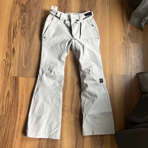 Skidbyxor dope  - Säljer nu mina skidbyxor från dope i färgen ljus grå. Endast testade men aldrig använda i skidbacken så inga skador alls. Köptes för 1600kr.