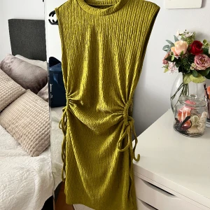 Klänning - Säljer denna fina sommarklänning som endast är använd 1 gång, storlek S!🤍