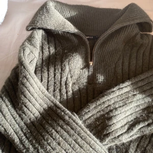 Stickad tröja - Säljer min jättefina mörk gröna tröja från Gina eftersom den ej kommer till användning, använd ett fåtal gånger