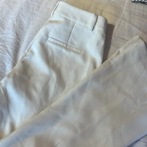 Vita kostymbyxor  - Vita kostymbyxor med slits💕