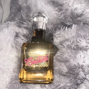 Viva la juicy parfym - Säljer viva la juicy parfymen.Jag köpte den för runt 640kr och har använt den runt 4 gånger.Men känns som ny!Den luktar karamell och ganska sött men inte alls för sött