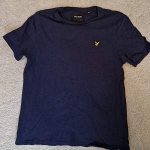 Superfin Lyle & scott t-shirt som ej kommer till användning! 😎 Storlek XL men skulle nog passa allt från M - XL