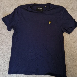 LYLE & SCOTT  T-shirt - Superfin Lyle & scott t-shirt som ej kommer till användning! 😎 Storlek XL men skulle nog passa allt från M - XL
