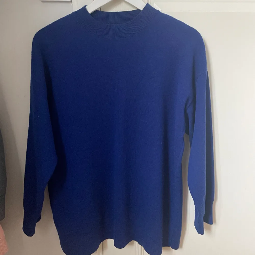 Så snygg blå tröja i nyskick! Färgen är så fin, tröjan är hyfsat stor så den passar storlekar XS-M. Tröjor & Koftor.