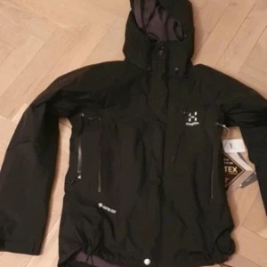 Haglöfs goretex -  Säljer nu min helt Nya Haglöfs goretex Jacka med lapp och allting kvar är som ny, säljer eftersom jag fick den när jag fyllde år men jag är 1.71 så den var lite för stor