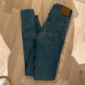Blåa jenas från Levi’s - Blåa jenas från Levis i storlek W26. Bra skick