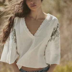 Zara blus - Säljer denna super söta blusen från zara. Endast använd 1 gång. Pris kan diskuteras 