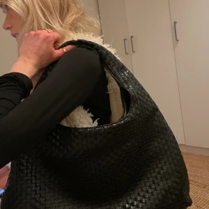 Handväska - Handväska från NA-KD äldre modell.  Finns plats för dator osv. 💕(lite slitage högst upp i handtaget)