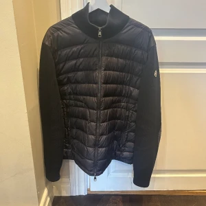 Moncler cardigan  - Moncler cardigan som är köpt på moncler i Marbella. Storlek XXL men jag har vanligtvis L.