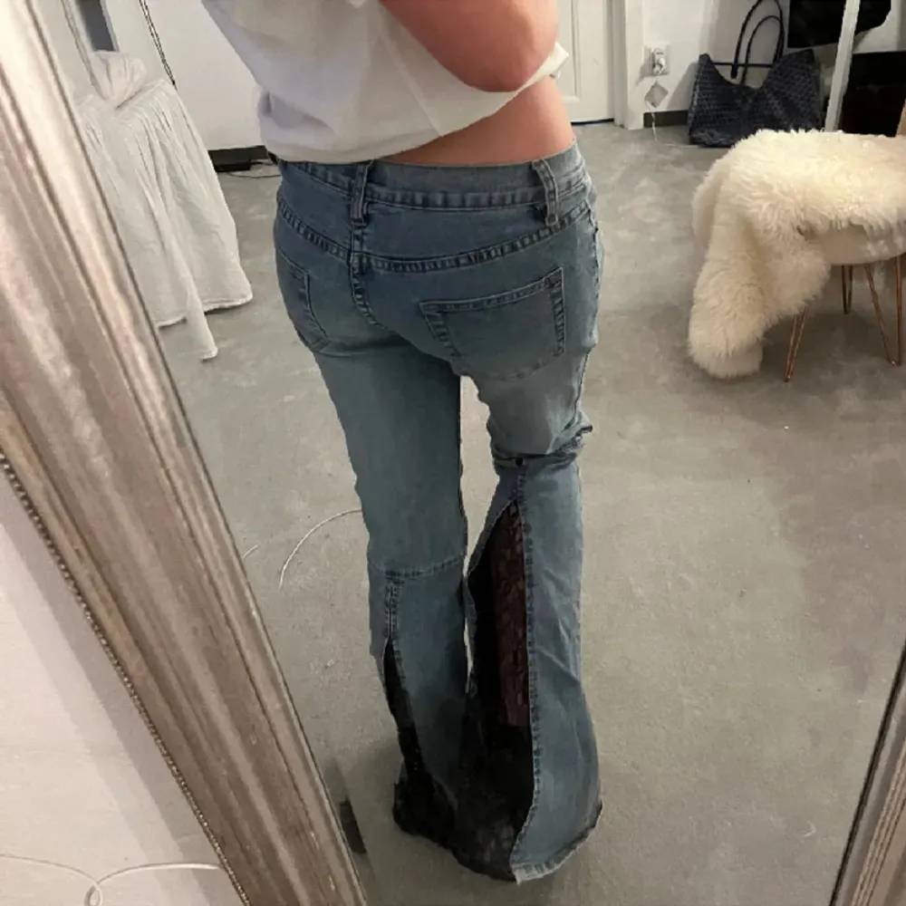 Urcoola jeans med spets!!🖤så coola till fest eller något annat! Midjemått tvärs över är 37-40 cm och innerbenslängden är 83 cm.. Jeans & Byxor.