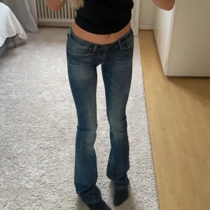 jeans - Piss snygga secondhand jeans😍säljer pågrund att jag har ett par likadana, prislapp kvar och pris kan diskuteras💞