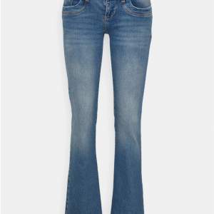 Säljer nu mina blåa, lågmidjade, bootcut jeans från LTB i modellen ”Valerie” i storleken W28 L30. De är slutsålda på zalando. 829 kr i nypris och sparsamt använda.  Jag är 161 och de passar mig oerfekt i längden.