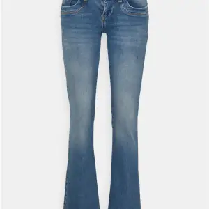 Säljer nu mina blåa, lågmidjade, bootcut jeans från LTB i modellen ”Valerie” i storleken W28 L30. De är slutsålda på zalando. 829 kr i nypris och sparsamt använda.  Jag är 161 och de passar mig oerfekt i längden.