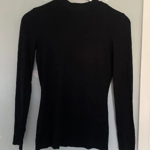 Tröja - En fin svart tröja i toppenskick! Den har som sömmar vid bysten som blir en fin detalj och gör den mer figurnära💗 Står ingen storlek men sitter som S. Hör av dig om du har några funderingar🤗