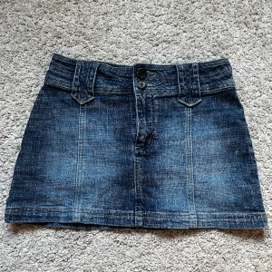 Jeanskjol - Sjukt snygg jeanskjol med coola fickor😍Midjemått rakt över 37, Runtom 75 cm, Längd 31 cm